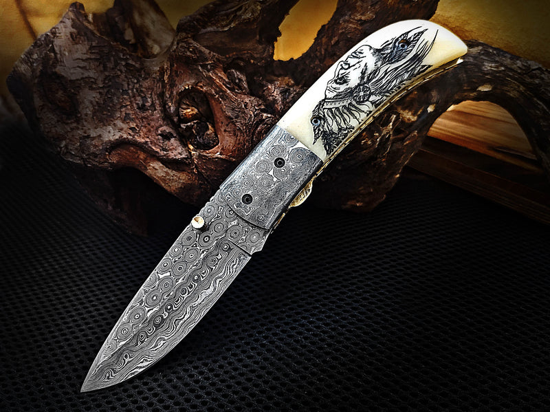 Couteau de poche pliant amérindien Scrimshaw sur os de chameau Red Indian Drop Point avec traversin Damas Acier Damas fabriqué à la main sur mesure 7,50 pouces avec étui en cuir Excellent cadeau pour vos proches CLKFOL1115