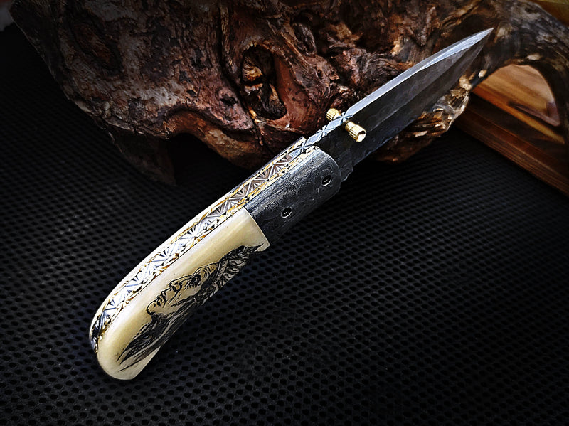 Couteau de poche pliant amérindien Scrimshaw sur os de chameau Red Indian Drop Point avec traversin Damas Acier Damas fabriqué à la main sur mesure 7,50 pouces avec étui en cuir Excellent cadeau pour vos proches CLKFOL1115