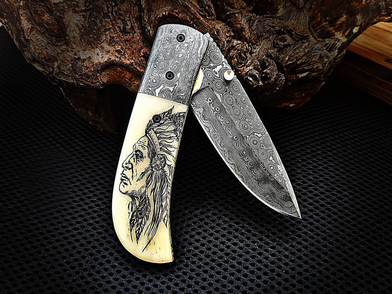 Couteau de poche pliant amérindien Scrimshaw sur os de chameau Red Indian Drop Point avec traversin Damas Acier Damas fabriqué à la main sur mesure 7,50 pouces avec étui en cuir Excellent cadeau pour vos proches CLKFOL1115