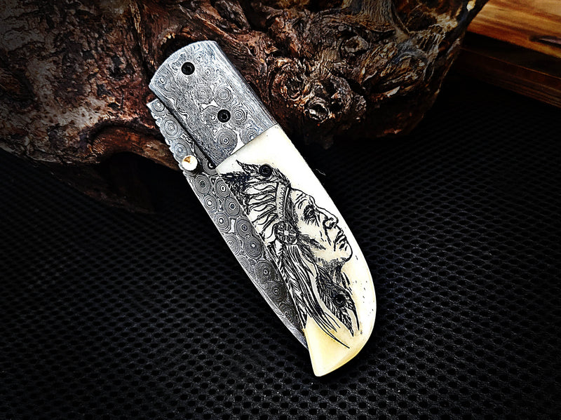 Couteau de poche pliant amérindien Scrimshaw sur os de chameau Red Indian Drop Point avec traversin Damas Acier Damas fabriqué à la main sur mesure 7,50 pouces avec étui en cuir Excellent cadeau pour vos proches CLKFOL1115